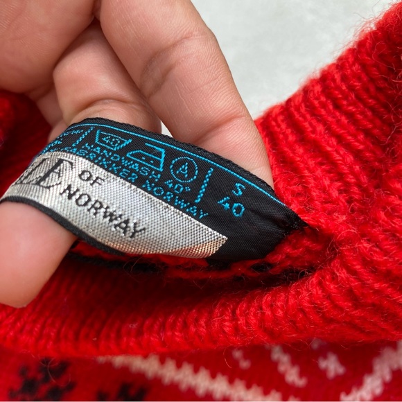 Dale of Norway Christmas Reindeer Black white red Sweater size small 40 - Picture 5 of 13